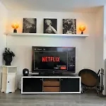Spacious Private House - Big Garden & Free Parking 보스