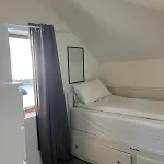 Spacious Private House - Big Garden & Free Parking 보스