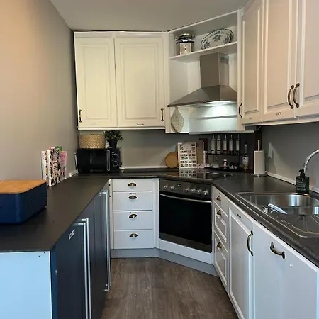 Spacious Private House - Big Garden & Free Parking *