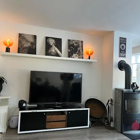 Dom wakacyjny Spacious Private House - Big Garden & Free Parking *