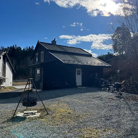 Ferienhaus Spacious Private House - Big Garden & Free Parking *