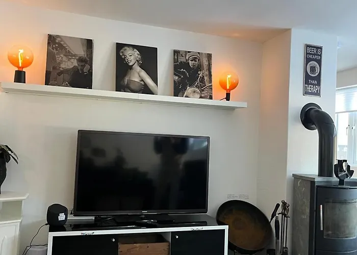 Semesterbostad Prime Location - Cozy And Big House *